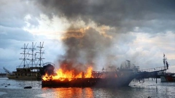 İki tur teknesi alev alev yandı: Kara duman gökyüzünü kapladı, tekne kullanılamaz hale geldi