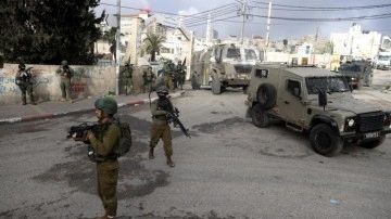 İsrail Batı Şeria'da pek çok kente baskın düzenledi