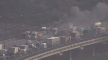 İstanbul- Başakşehir TEM Otoyolunda trafiği kilityen yangın
