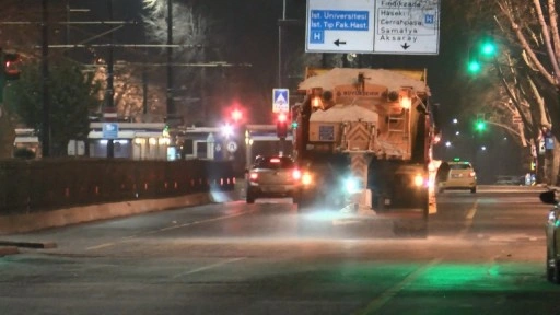 İstanbul'da araçların camları buz tuttu; ekipler yolları tuzladı