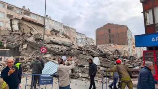 İstanbul Güngören'de bina çöktü!