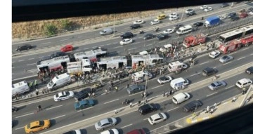 İstanbul Küçükçekmece'de metrobüsler çarpıştı: 1 ölü, 38 yaralı