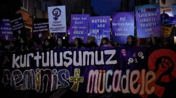 İstanbul'da binlerce kadın bir araya geldi. Taksim'i mora boyadılar