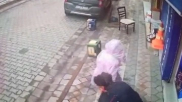 İstanbul'da şoke eden görüntü! 10 yaşındaki çocuğun elindeki ekmek parasını çalıp böyle kaçtı