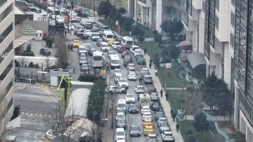 İstanbul'da trafik çilesi bitmiyor! 200 metrelik mesafe 25 dakika sürüyor
