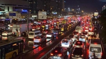 İstanbul'da trafik 'Sevgililer Günü'nde kilitlendi