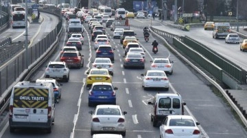 İstanbullular ilk iftarlarını yollarda yaptı. Trafik yoğunluğu yüzde 74'e ulaştı