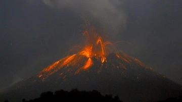 İtalya'da Etna'dan sonra Stromboli Yanardağı da faaliyete geçti