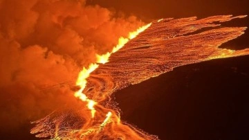 İzlanda’da yanardağın kraterinde patlama