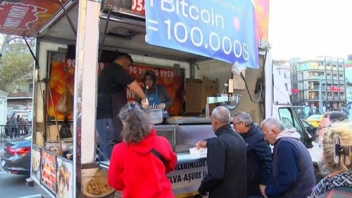 Kadıköy'de Bitcoin'in yükselişini kutlamak için lokma dağıttılar