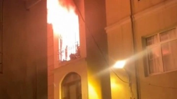 Kağıthane'de 4 katlı binanın 3'üncü katındaki daire alev alev yandı: