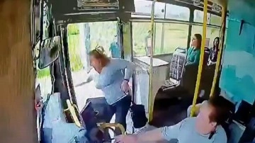 Kapısı açık otobüsten düşerek hayatını kaybeden kadın toprağa verildi
