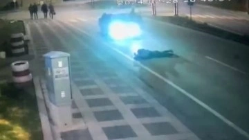Karaman'da feci kaza kamerada! Yolun karşısına geçmeye çalışan kadına otomobil böyle çarptı