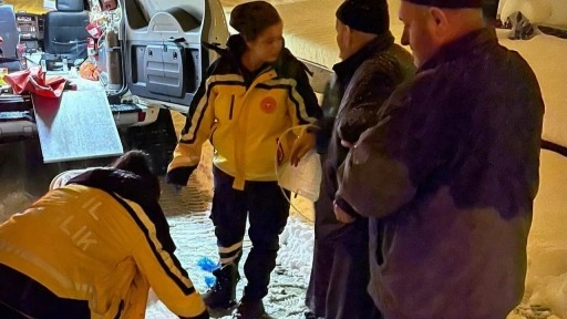 Karda mahsur kalan yaşlı hasta paletli ambulansla hastaneye ulaştırıldı