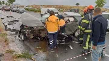 Karşı şeride geçen otomobilin çarptığı otomobildeki karı - kocayı ölüm ayırdı