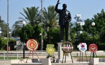 Kıbrıs Barış Harekatı’nın 50’nci yıl dönümü nedeniyle Bülent Ecevit heykeli önünde tören düzenlendi