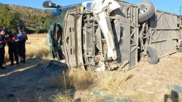 Malatya'da yolcu otobüsü devrildi: 3'ü ağır 22 yaralı!