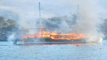 Marmaris'te tur teknesi yangını makine dairesinden çıkmış