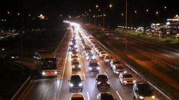 Otoyolun Bolu geçişinde gece saatlerinde bayram trafiği yoğunluğu arttı