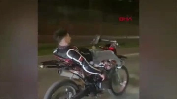 Pendik'te trafikte şoke eden görüntü! Motosikleti yatarak böyle kullandı