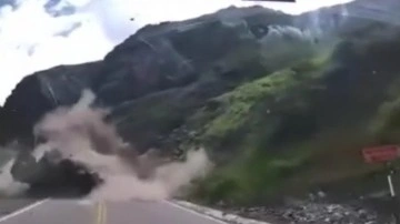 Peru'da korkunç görüntü! Yamaçtan düşen dev kaya parçaları kamyonu kağıt gibi böyle ezdi