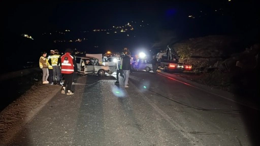 Rize'de 3 otomobil çarpıştı: 2 ölü, 8 yaralı