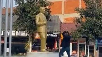 Sakarya'da Atatürk heykeline balyozlu saldırı. İşte o görüntüler...