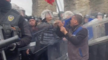 Saraçhane'den Taksim'e yürümek isteyen gruba polis müdahalesi