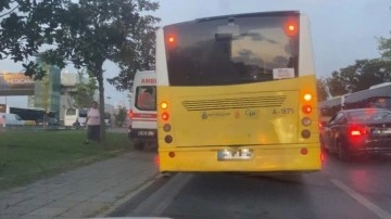 Şişli’de trafikte ilerleyemeyen ambulans kaldırımdan gitti