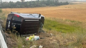 Sivas'ta hafif ticari araç devrildi: 2'si çocuk, 6 yaralı