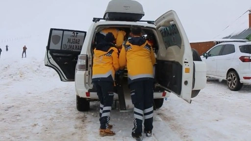 Siverek'te mahsur kalan hasta, paletli ambulansla hastaneye ulaştırıldı