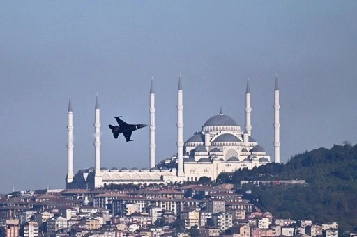 SOLOTÜRK'ten İstanbul semalarında selamlama uçuşu