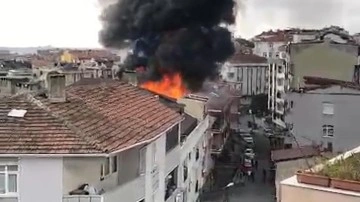 Son Dakika... İstanbul'da korku dolu anlar. Gaziosmanpaşa'da bir bina alev alev yanıyor