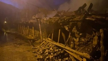 Tokat'ta 3 ev yandı! Anne ve engelli oğlunu köylüler kurtardı