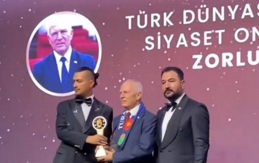 Töre’ye İstanbul’da “Kızıl Elma” ödülü verildi