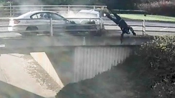 Trafik kavgasında korkunç görüntü: Motosikletli köprüden uçtu