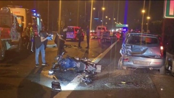 Ümraniye TEM'de, emniyet şeridinde duraklayan otomobile motosiklet çarptı: 1 ölü