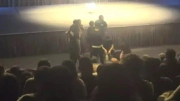 Ünlü komedyen sahneden düştü! İzmir'deki gösterisi kâbus oldu!