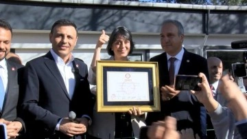 Üsküdar Belediye Başkanı Sinem Dedetaş mazbatasını aldı