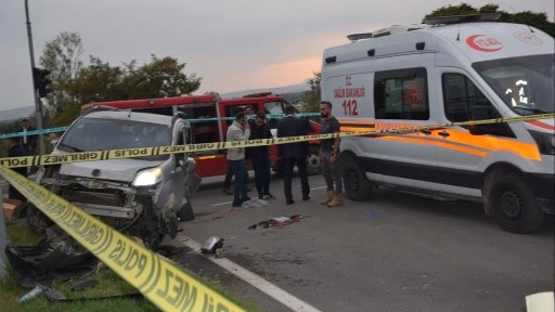 Van'da hafif ticari araç ile çöp kamyoneti çarpıştı: 1 ölü, 4 yaralı