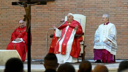 Vatikan, Papa Franciscus'un hastanede çekilen fotoğrafını paylaştı